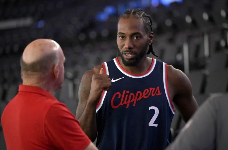 NBA/Leonard vắng mặt vô thời hạn do chấn thương đầu gối